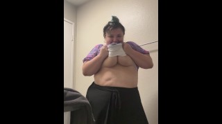 BBW GOTH GIRL 为我的男朋友发短信和脱衣