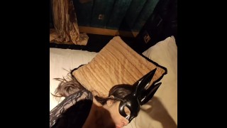 Vuile slet vrouw neukt haar baas in hotel gekleed als een konijn