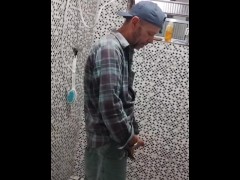 ELE FOI TRAIDO E AGORA BATE PUNHETA CHINGANDO ELA