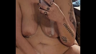 Милфа-готка бреет мясистую киску