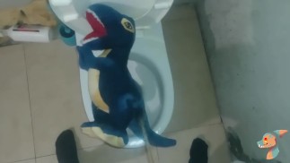 Голубой динозавр тираннозавр Писает