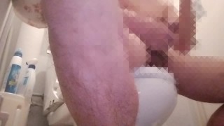 Masturbação delirante no banheiro depois que uma linda amiga a usou. Porque estava quente ~