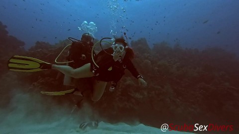 SCUBA Sex Quickie mientras está en una inmersión profunda explorando un arrecife de coral