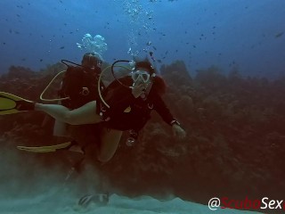 サンゴ礁を探索する深いダイビング中のスキューバセックス急ごしらえ