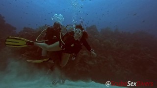 サンゴ礁を探索する深いダイビング中のスキューバセックス急ごしらえ