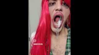 Venezolaanse tranny meid houdt van spelen met de Waka Waka zwarten sperma in haar mond
