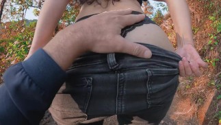 Amiga Se exita tocandome al aire libre. Tuve que follarla justo en el Bosque