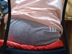 パソコンしながら屁をこく日本人女性。