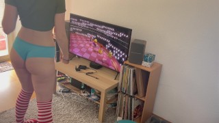Jugador sexy divirtiéndose en un juego virtual
