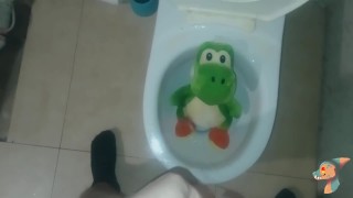 Dinossauro Yoshi fazendo xixi