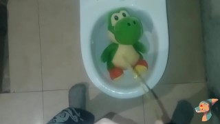 Dinossauro Yoshi fazendo xixi