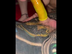 Laufthause in Wien, Domina-Dame, saugt den Schwanz tief in ihre Kehle, bekommt den ganzen Schwanz in