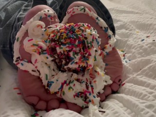 SÜSSE SÜSSE FÜSSE MIT FUSSMODELL FUSSFETISCH FOOTJOB.