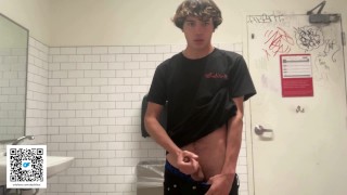 Gay tienermodel masturbeert in doelen openbaar toilet!