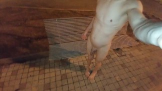 Marcher totalement nu en public