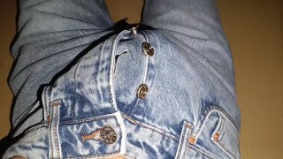 Cum en mis clásicos jeans azules de mezclilla con botones 😉🎣💧 de mosca