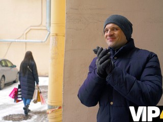 债务4k。可爱的购物狂在丈夫面前被收债员钉死