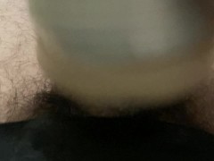 Ma grosse bite poilue gicle sur sa petite chatte fleshlight