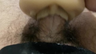 Ma grosse bite poilue gicle sur sa petite chatte fleshlight