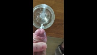 Свежая греческая сперма в стакане