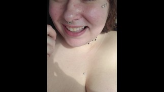 Сидеть на общественной парковке, курить, делать то, что естественно...