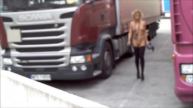 Pornsonick Exhibicionist Hace Estreptease  a los camioneros