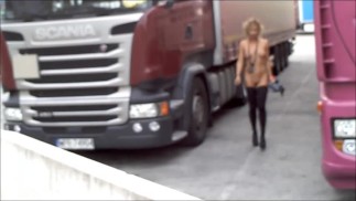 Pornsonick Exhibicionist Hace Estreptease  a los camioneros