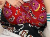 pov meine Stiefschwester im Pyjama spielt mit einem Kondom