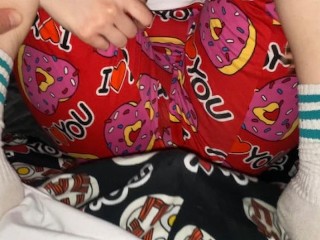 POV моя сводная сестра в пижаме играет с презервативом