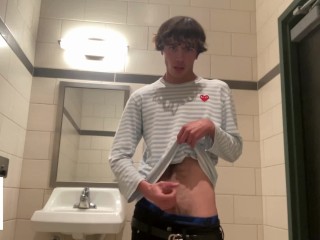 ゲイの10代のモデルがスターバックスの公衆トイレの中で自慰行為をする*ほとんど捕まった*