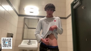 Homo tienermodel masturbeert in starbucks openbaar toilet * bijna betrapt *