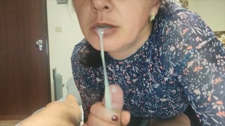 Vertel het alsjeblieft aan niemand! MILF stiefmoeder huisvrouw pijpbeurt met sperma in mond om zijn stiefzoon te helpen