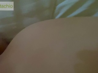 نامادریم تو اتاقش داره با دوست پسرش سکس میکنه، منم حشری شدم خودارضایی کردم