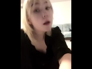 Красивая девушка поднимает гантели на видео.