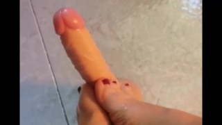 Masturbazione dildo con i piedi