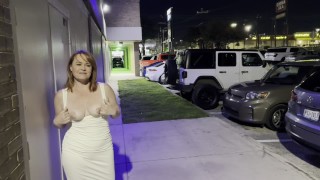 Mostrando mi coño fuera de un club sexual y un vestido transparente