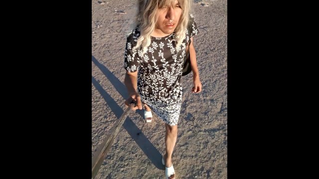 caminando vestida de mujer con tacones en publico muy caliente