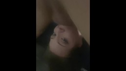 Яйца глубоко в горле симпатичной девушки, экстремальный трах в горло