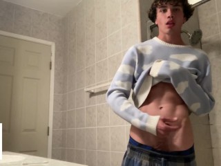 Gay Tiener Model Masturbeert in Zijn Badkamer!