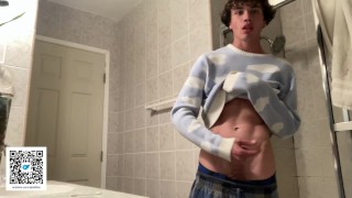 Gay tiener model masturbeert in zijn badkamer!