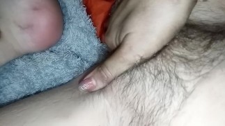 Bawię się ze sobą i głośno jęczę z tyłu mojego samochodu