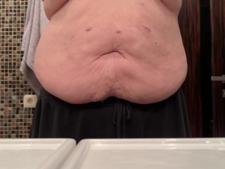 Толстый мужик показал свое огромное пузо в ванной