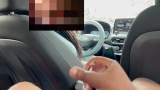 Masturbándose para mi conductor de Uber en público