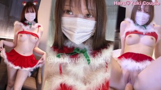 Une belle fille effectue une pipe de nettoyage et un creampie dans le cosplay du Père Noël