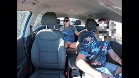 garota mostra os peitos e masturba a buceta em um táxi. vídeo completo: manyvids:sunshine_mom_pee