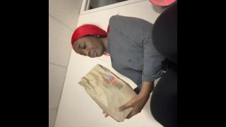 Sem-teto implorando por um emprego fácil de comer Wendy's Mukbang