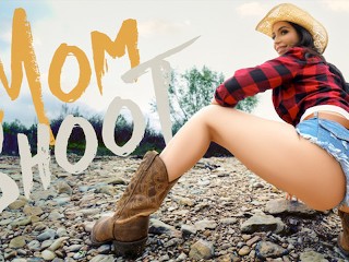 Sassy Cowgirl Tenta Seduzir Um Estranho Desfilando Sua Bunda Juicy Em Seus Shorts Apertados - MomShoot