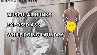 Musculosos hunks expuesto culo mientras lava la ropa