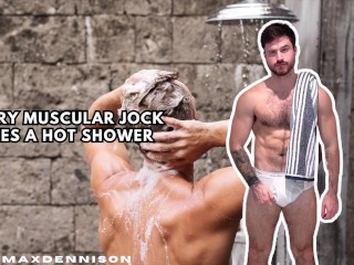 毛むくじゃらの筋肉質のジョックは熱いシャワーを浴びる