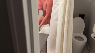Beobachtete Stiefmutter beim Duschen, nachdem sie mich erwischte, ließ sie mich masturbieren